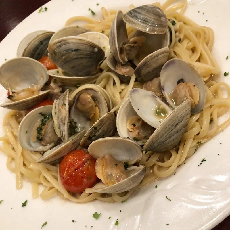 Little neck clams and linguini in white sauce